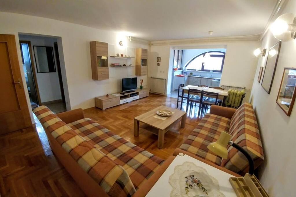 Apartman 100M2, Full Opremljen, Privatni Parking. Pula Exterior photo